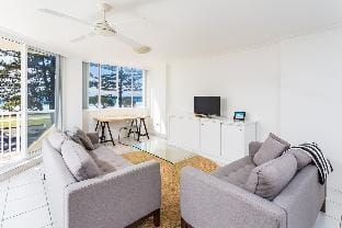 Lovely 2-bedroom beachfront unit with pool Vacation rental in Gold Coast