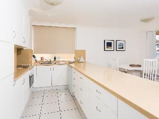 Lovely 2-bedroom beachfront unit with pool Vacation rental in Gold Coast