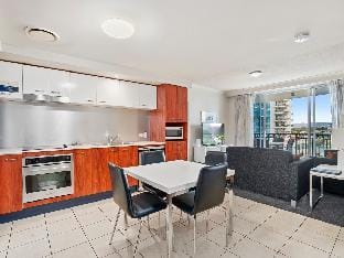 Central River View 2 Bedroom Beautiful Apartment Vacation rental in Surfers Paradise