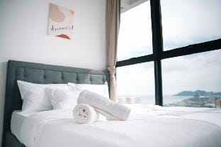 NEW Infinity Pool Seaview 3Bedrooms 2Carparks Vacation rental in George Town