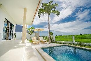 Santorini Sunset Elegant 4BR Large Pool | Cinema | Rice views Villa in North Kuta