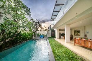 Tropical 3BR Villa walking distance to Beach Villa in North Kuta