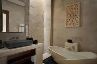 Stylish 1BR Private Pool Villa near Beach Villa in Kuta