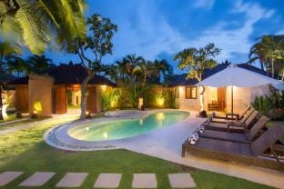 Cozy 3BR Private Pool Villa near Seminyak Beach Villa in Kuta