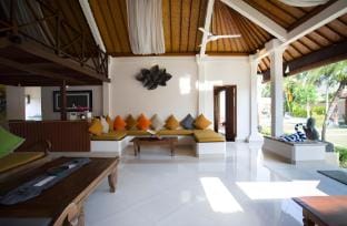 Cozy 5BR Private Pool Villa near Seminyak Beach Villa in Kuta