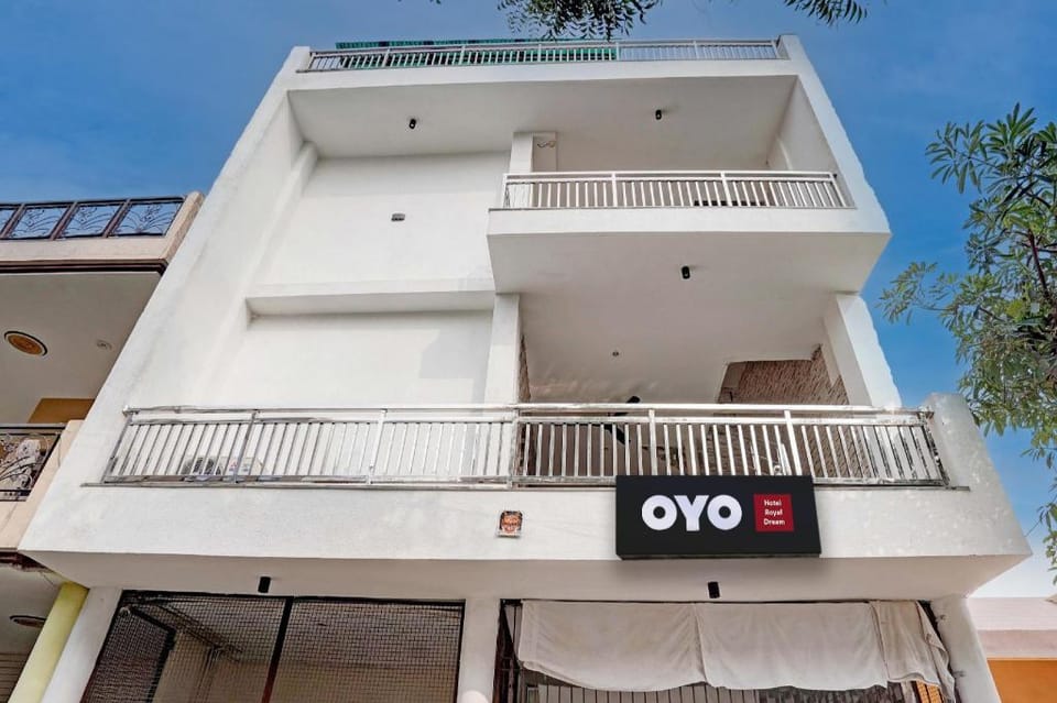 Hotel O PYRENEES HOME STAY Fatehadbad metro station Hotel in Agra