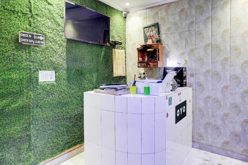 Hotel O PYRENEES HOME STAY Fatehadbad metro station Hotel in Agra