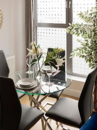 Belfry Quarters, 1 Bedroom Luxury Apartment Vacation rental in Redhill