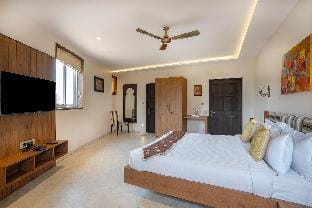 StayVista's Tree House at Sula Wada - Cozy Home with Vintage Charm, Swimming Pool, Indoor Activities Villa in Maharashtra