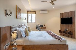 StayVista's Tree House at Sula Wada - Cozy Home with Vintage Charm, Swimming Pool, Indoor Activities Villa in Maharashtra
