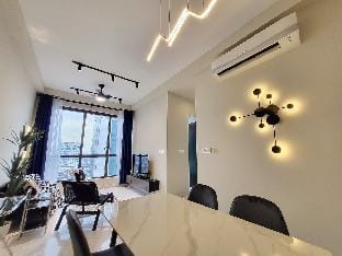 [RARE FIND Sky Infinity Pool] 4 pax, 2 Rooms Apartment in Johor Bahru