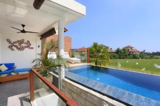 Stunning 2BR Private Pool Villa near Berawa Beach Villa in North Kuta