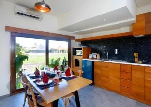 Stunning 2BR Private Pool Villa near Berawa Beach Villa in North Kuta