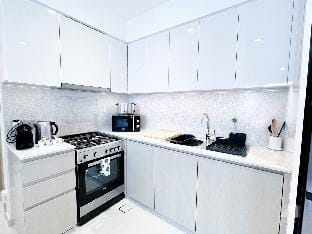 Luxury Burj Royale Modern Apt city view Balcony Apartment in Dubai
