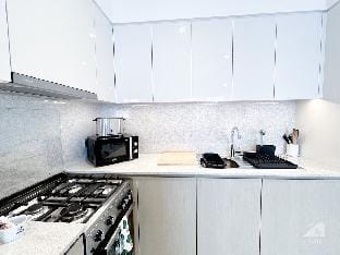 Luxury Burj Royale Modern Apt city view Balcony Apartment in Dubai