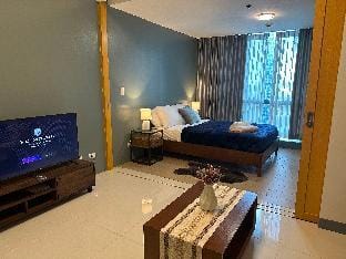 Deluxe Suite in One Uptown | Uptown, Fountain View Apartment in Makati