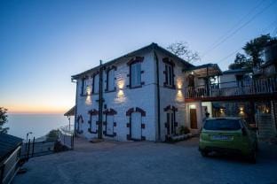 Oakwood Cottage Villa in Uttarakhand
