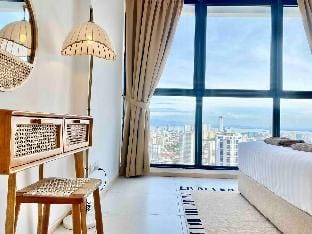 Urban Suites #Japanesehome #Infinitypool #3BR2Bath Vacation rental in George Town