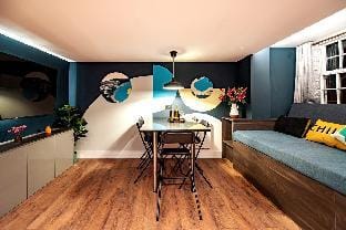 The Nest: Luxury 16 person Apt w jacuzzi & parking Vacation rental in Blackpool