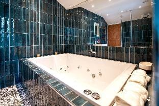 The Nest: Luxury 16 person Apt w jacuzzi & parking Vacation rental in Blackpool