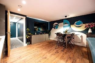 The Nest: Luxury 16 person Apt w jacuzzi & parking Vacation rental in Blackpool