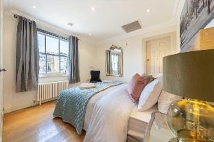 Deluxe One Bedroom Apartment at Mayfair Apartment in City of Westminster