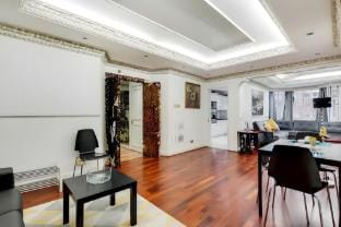 Superior Three Bedroom Apartment Opposite Harrods Apartment in City of Westminster