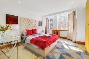 Super Deluxe 3 Bedroom Apartment Opposite Harrods Apartment in City of Westminster