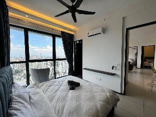 UrbanSuites+INFINITYPOOL+HighFloor+WI-FI+3BR+8pax Apartment in George Town