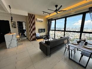 UrbanSuites+INFINITYPOOL+HighFloor+WI-FI+3BR+8pax Apartment in George Town