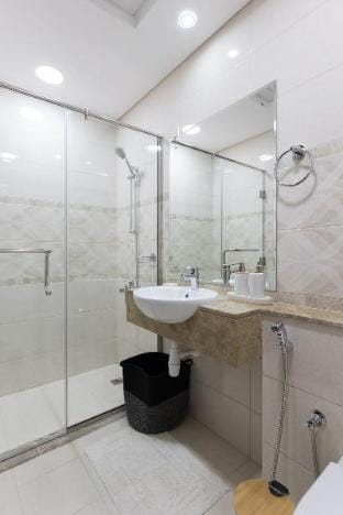 Studio, 12 min walk from Bay Avenue Park 138 Vacation rental in Dubai