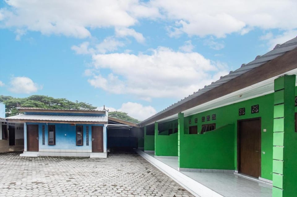 Hotel O Penginapan Mekar Sari Near PT. Lombok Menara Energygas Hotel in West Nusa Tenggara, Indonesia