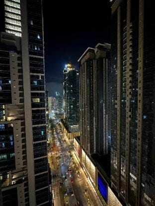 Urban 2BR Elegance: Your City Escape in BGC! Apartment in Makati