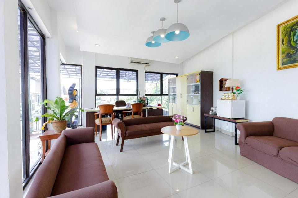 Urbanview SRB Near Mall Ciputra Cibubur Hotel in West Java