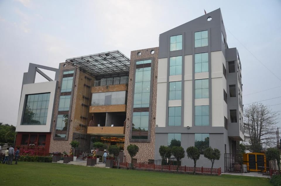 Hotel Lake View Grand Hotel in Lucknow