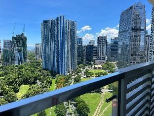 Modern 1BR Executive Suite l Best City View of BGC Apartment in Makati