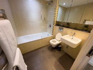 Contractors & Tourist Haven Long-Term Discount Apartment in Salford