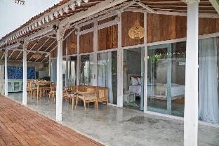 Unique 2BR Private Pool Villa near Batubelig Beach Villa in North Kuta
