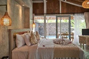 Unique 2BR Private Pool Villa near Batubelig Beach Villa in North Kuta