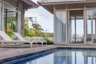 Unique 3BR Private Pool Villa near Batubelig Beach Villa in North Kuta