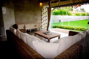 Unique 3BR Private Pool Villa near Batubelig Beach Villa in North Kuta
