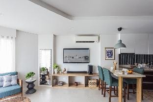Cozy Seaside Studio with Balcony Scenic Ocean View Apartment in Lapu-Lapu City