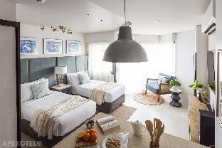 Cozy Seaside Studio with Balcony Scenic Ocean View Apartment in Lapu-Lapu City