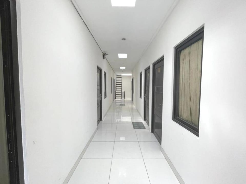 OYO 93500 Rizki Residence TOS Syariah Near PT Bank KB Bukopin Tbk Hotel in South Jakarta City