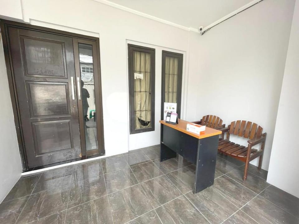 OYO 93500 Rizki Residence TOS Syariah Near PT Bank KB Bukopin Tbk Hotel in South Jakarta City