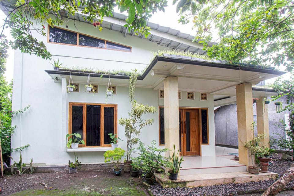 Hotel O Kebun Manis Homestay Near Lapangan Bola Volly Batu Kumbung Hotel in Lingsar