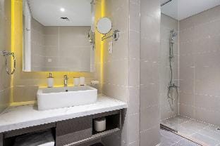 Modern Studio OverLooking DXB Water Canal Apartment in Dubai