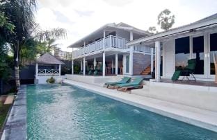 Tropical 4BR Private Pool Villa Near Saba Beach Villa in Blahbatuh