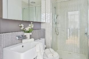 A Comfy 2BR Apt w/ City Views Near Southern Cross Vacation rental in Melbourne
