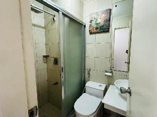 Birch Tower a1 front of RobinsonMla FreePool Apartment in Manila City